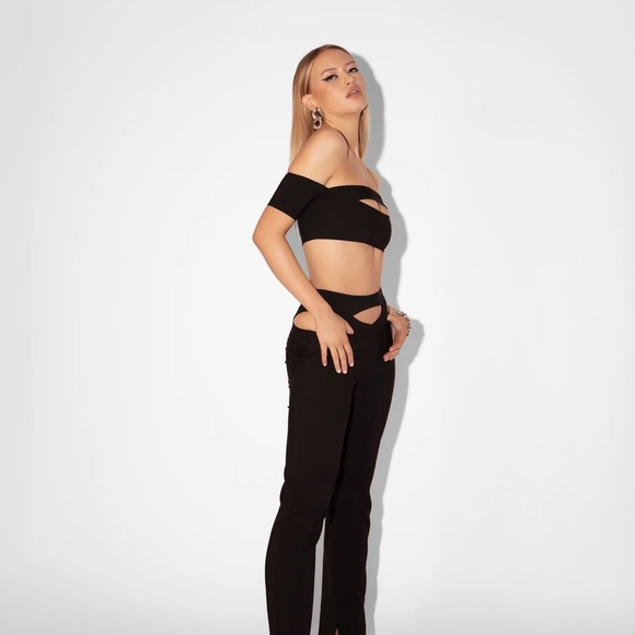 Black Cutout Crop Top - Picture 4 of 7